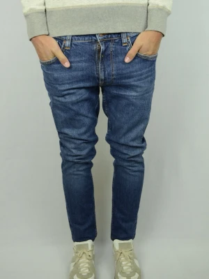 Nudie Lean Dean Jeans  - NUDIE JEANS Storlek : 30/32 - se mått Modell : Lean Dean Mått : A = 41CM - B = 96CM - C = 16CM Användning : Jeansen är i ett väldigt fint skick utan defekter Nypris : Cirka 1600SEK Modellen på bilden : 182CM och väger 73,5KG