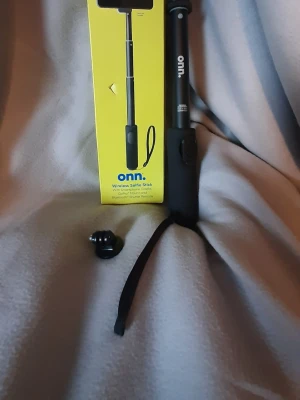 Onn. trådlös selfiepinne  - Säljer en svart trådlös selfiepinne från Onn. med Bluetooth-funktion. Pinne i metall och handtag i plast med handledsrem. Enkel att använda för att ta selfies eller gruppbilder. Kommer med originalförpackning och extra fäste till go pro eller andra Action kameror. Den är aldrig använd