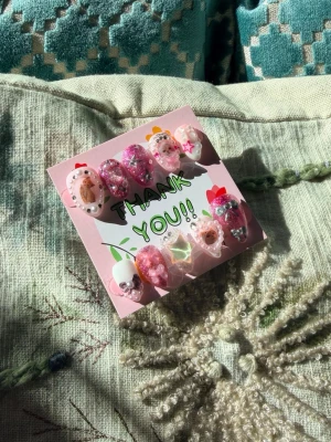 Kitty pressons 🐈💗 - Handgjorda av mig💗Pressons i storlek S! Mått:15,11,12,11,9 (mm) prepkit tillkommer! 💗Tveka inte o ställa frågor! Nedsatt pris
