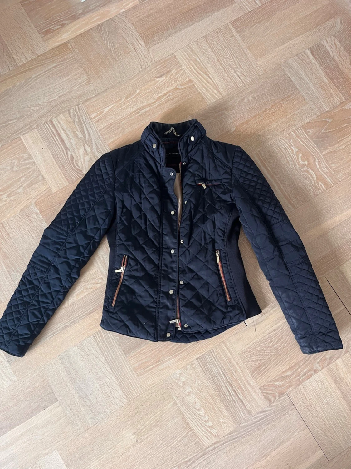 Marinblå quiltad jacka från Zara Woman