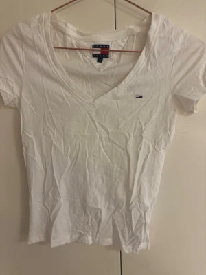 Vit v-ringad t-shirt Tommy Hilfiger - Aldrig använt denna tröja.