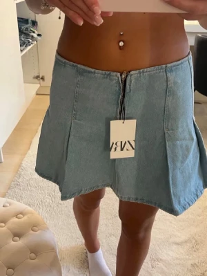Zara jeans kjol - As snygg jeans kjol från zara, nyskick endast använd 1 gång!