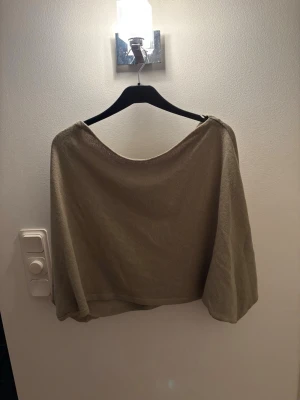 Nelly poncho top - I väldigt bra skick. Skriv om du har frågor ❤️