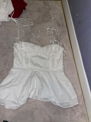 Zara topp - Helt ny Zara topp i storlek XS. Helt oanvänd men var för liten för mig därför vill jag bli av med den. 