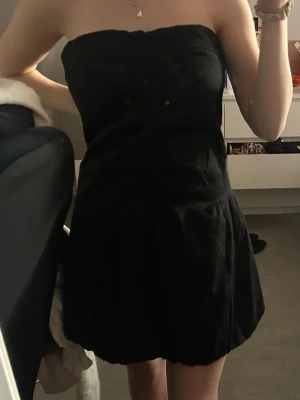Svart klänning utan band  - Söt klänning, Strl Xs-S, använd fåtal gånger!🌸