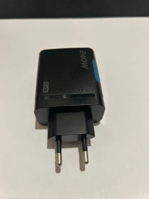 Svart GaN 240W USB-laddare - Svart väggladdare med GaN-teknik och 240W effekt. Utrustad med tre USB-C-portar och två USB-A-portar för laddning av flera enheter samtidigt. Kompakt och smidig design, perfekt för både mobiltelefoner och andra prylar. Om du köper fler saker så blir det samma frakt