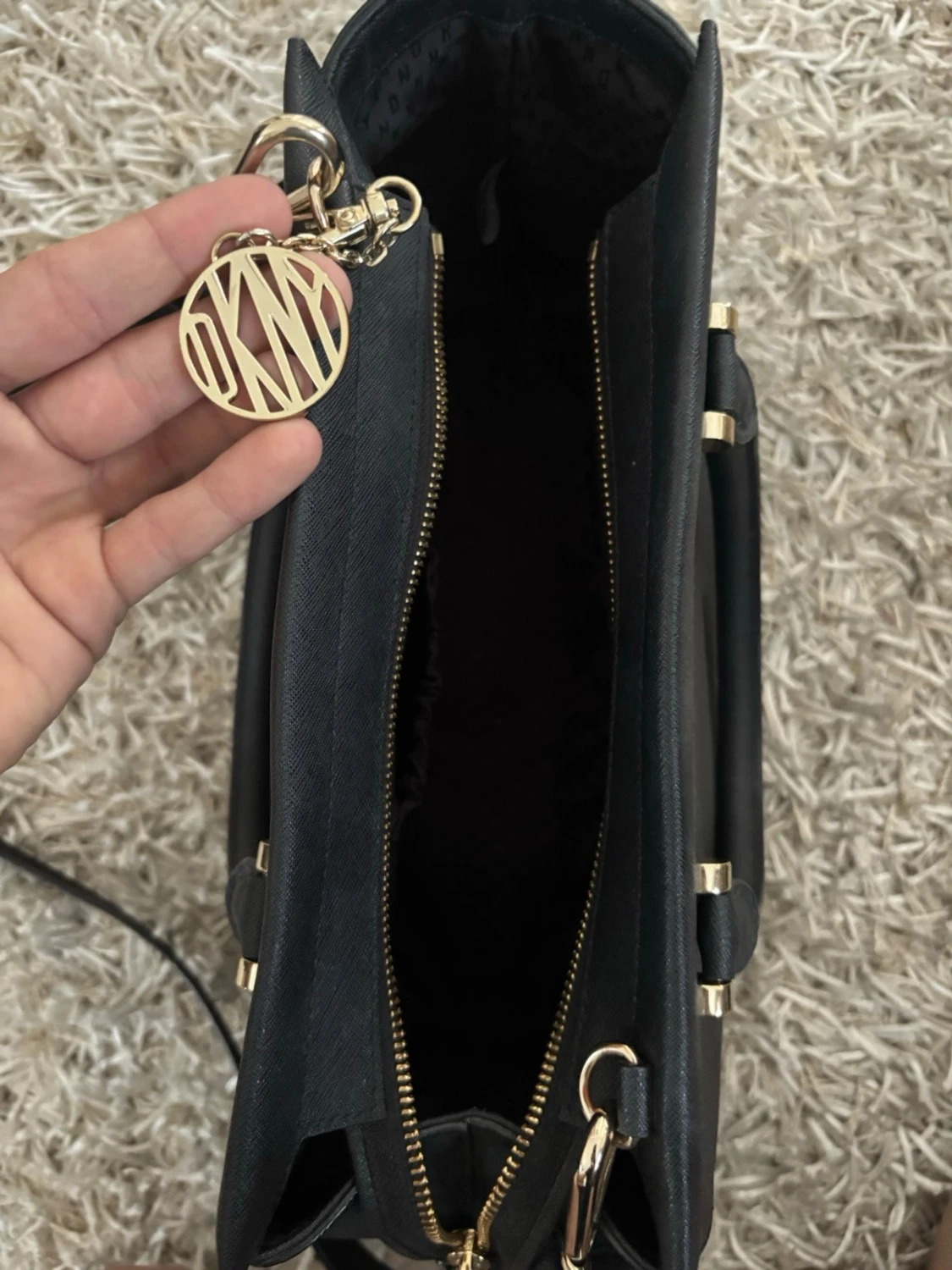 Svart handväska från DKNY - 1