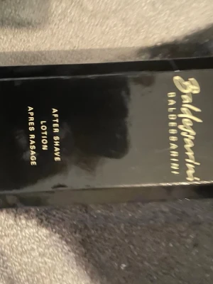 Baldessarini After Shave Lotion 75 ml - Stilren after shave lotion från Baldessarini i svart och guld förpackning. Innehåller 75 ml och ger en fräsch känsla efter rakning. Perfekt för dig som vill ha en klassisk och elegant doft i badrumsskåpet.