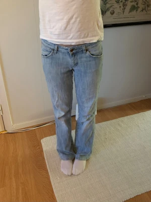 Lågmidjade Wrangler jeans - Skitsnygga Wrangler jeans! Midjemått tvärs över: 38cm, innerbenslängd: 80cm