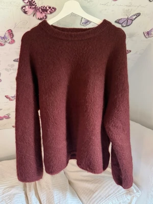 Vinröd stickad tröja H&M edition - Supersnygg och skön tröja från H&M edition. Sparsamt använd, fint skick! Storlek L.