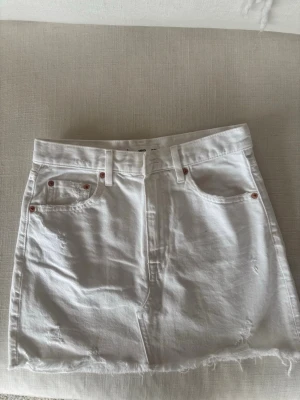 Vit jeanskjol från mango - Vit jeanskjol från mango, storlek S. Nästan aldrig använd