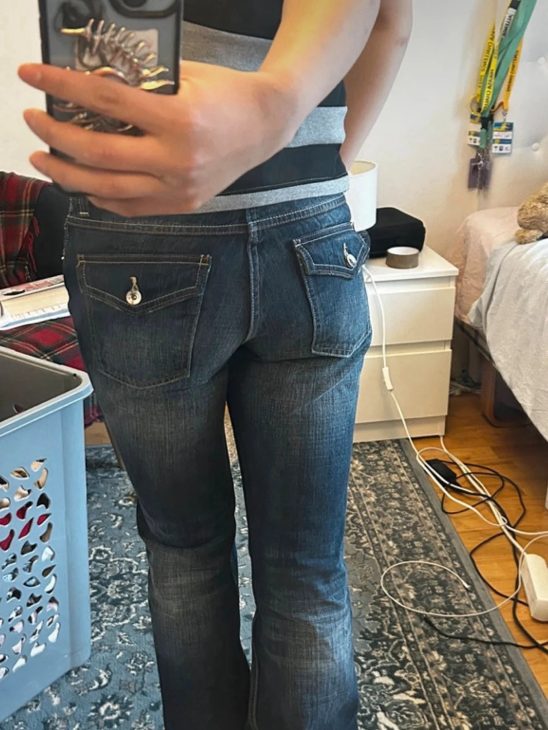 Blå bootcut jeans med fickdetaljer - 1