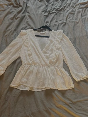 Vit omlottblus med volanger från ONLY - Superfin vit omlottblus från ONLY med volangdetaljer. Storlek L men passar mig som har S. Skriv i dm för fler bilder och vid intresse💕💕super bra skick !!