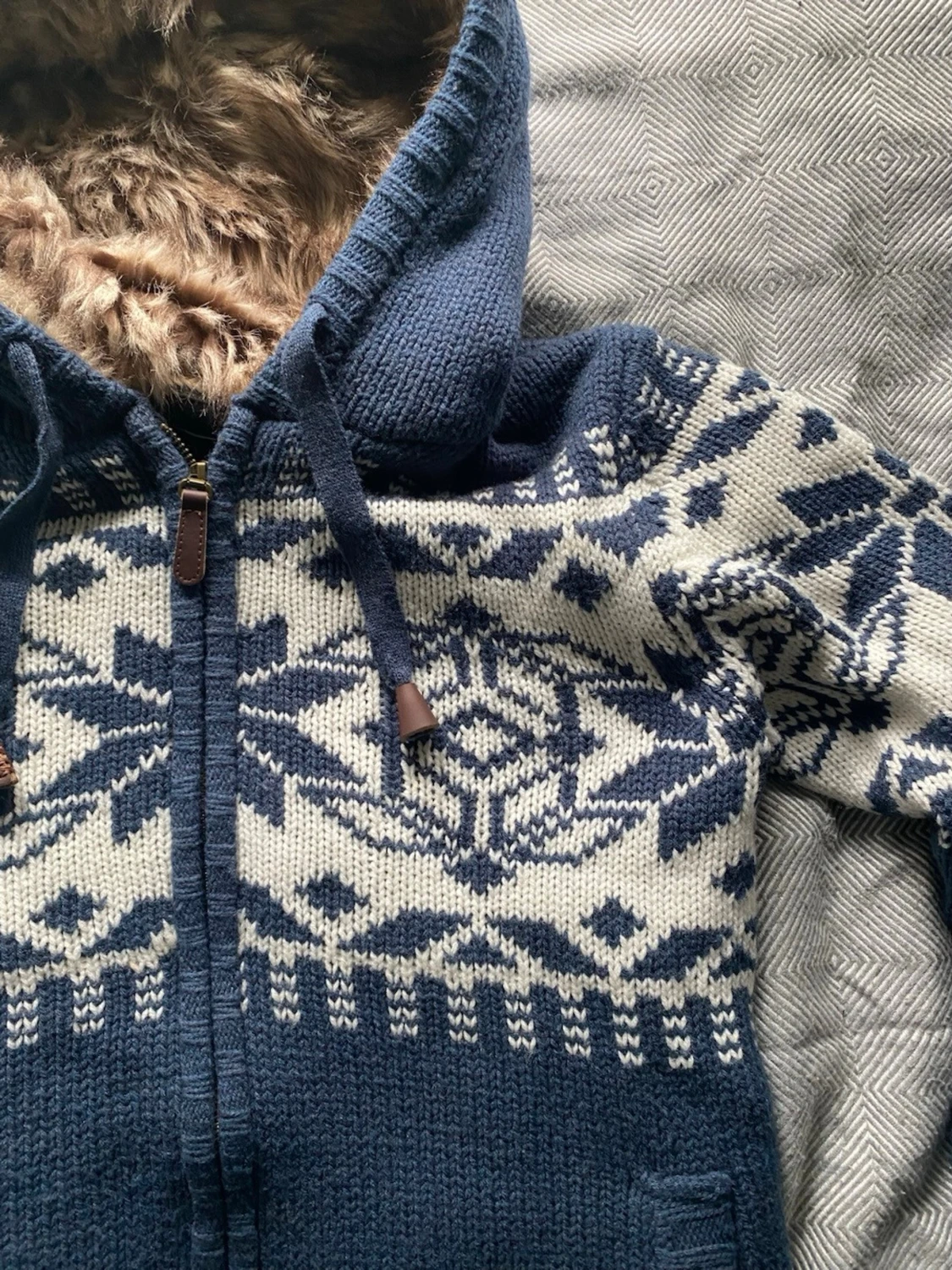 Blå stickad hoodie med mönster - 1