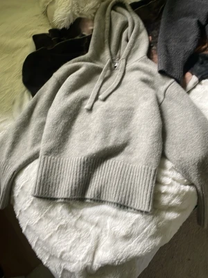 Zara hoodie - Säljer en ljusgrå stickad hoodi från Zara. Passar xs