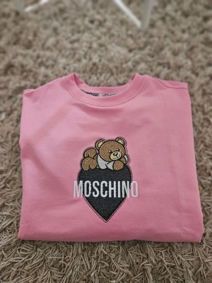 Rosa Moschino Tröja  - Helt ny sweatshirt med tags kvar. Passar en strl. M 