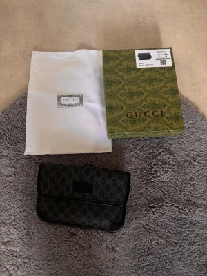 Gucci svart axelväska med monogram - Snygg svart axelväska från Gucci med klassiskt GG-monogram skön inför sommaren!