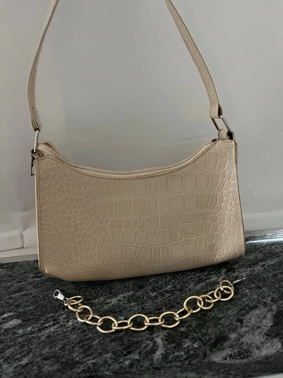 Beige axelväska med kedjedetalj - 1