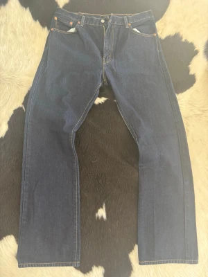 Levis 517 Bootcut - Tja, säljer nu dessa snygga Levis 517 Bootcut jeans.| Byxorna är i väldigt bra skick och storleken på byxorna är W36 och L34.| Dubbelkolla gärna måtten på de sista bilderna.| Bara att höra av er vid frågor eller funderingar.|