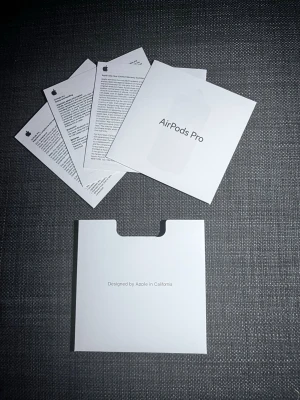 Apple AirPods Pro med laddningsetui - Säljer ett par vita Apple AirPods Pro med trådlöst laddningsetui. Snygg och kompakt design i plast, perfekt för dig som vill ha grymt ljud och brusreducering. Kommer med originalförpackning och manualer.