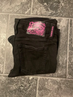 Svarta Cheap Monday jeans - Säljer ett par svarta jeans från Cheap Monday med klassisk femficksmodell. Knappt använda 