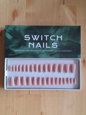 Switch Nails Make Me Blush - Oanvända Switch Nails i formen Almond Short. Modellen/färgen heter Make Me Blush.