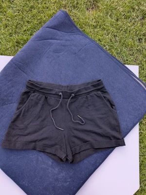 Svarta shorts med fickor strl S 36 / 38 mjukisshorts - Inga fläckar eller hål  Kortbyxor  Mjukis Byxor