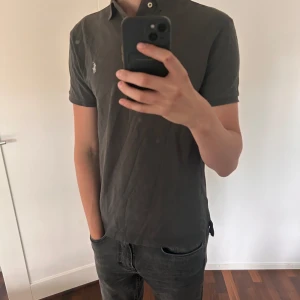 Ralph lauren pike - En snygg pike i grå som är använd men har som har mer att ge och inte har några skador. Storlek M slimfit