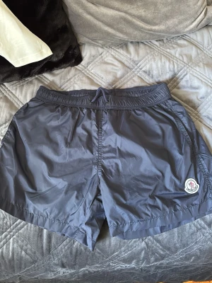 Moncler badbyxor mörkblå  - Mörkblå moncler badbyxor i storlek medium lite små i storleken 