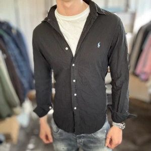Ralph lauren skjorta - Mycket fint skick, inga defekter. Nypris ca 1500kr. Passar dig som är 175-185cm ungefär. Modellen är 185 cm, 75 kg. Alltid billigare pris vid köp av flera varor‼️🙌Svarar alltid på frågor eller funderingar! 