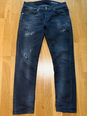 Dondup jeans - Säljer dessa sjukt feta dondup jeans med slitningar | Storlek 33, uppsydda så de passar en aning kortare | Mycket bra skick | Hör av dig vid minsta fundering 