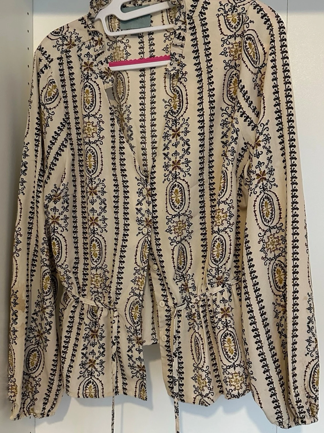 Mönstrad beige blus med knytband