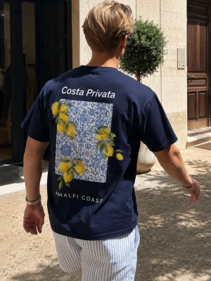 Costa Privata t-shirt - Mörkblå t-shirt från Costa Privata med stort tryck på ryggen. Materialen är 100% ekologisk bomull endast 269 och aldrig använt 