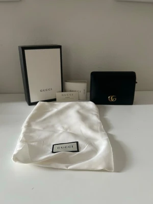 Gucci GG mormant - Skick:8,5/10 Ingår: låda, dustbag, kontroll lapp och produktsvård lapp Nypris: 4600kr 100% autenticitet( har artikelverifierats) Tar emot bud( endast seriösa köpare)
