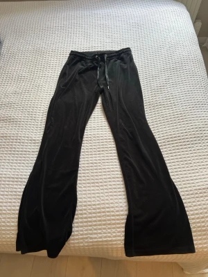 Svarta mjukisbyxor från Gina Tricot - Säljer ett par svarta mjukisbyxor i mjuk velour.
