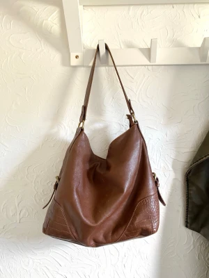 Brun axelremsväska i skinn - Snygg brun vintage axelremsväska