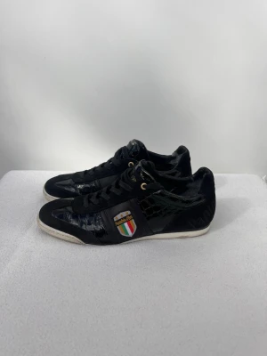 Pantofola D’Oro - Storlek 43 | Svarta | Extrem limiterade! Krokodilmönstrade + Mocka