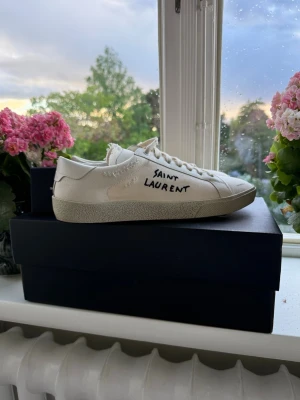 Saint Laurent skor - Riktigt sjyssta saint Laurent skor i tyg. Storlek 42,5 men och är i väldigt bra skick och bara använda några gånger. Självklart äkta och perfekt för sommaren. Hör gärna av dig vid frågor eller funderingar.