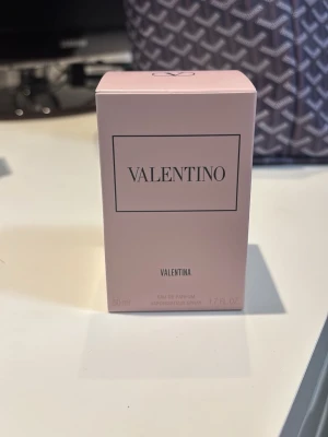 Valentino Valentina EdP 50 ml - Valentina Eau de Parfum från Valentino i en elegant ljusrosa kartong. Doften kommer i en 50 ml flaska och har en exklusiv och modern design. Perfekt för dig som gillar lyxiga och feminina parfymer med en stilren förpackning. oanvända, pris kan absolut diskuteras 🩷
