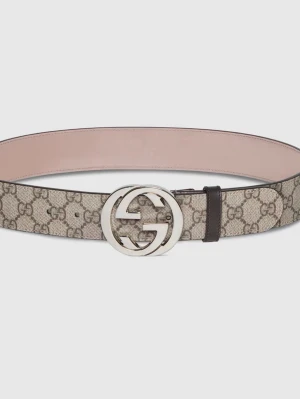  GG bälte med silverdetalj - Snyggt bälte i beige och brunt GG Supreme-mönster med en stor rund silverspänne med GG-logga. Bältet har läderdetaljer och är fodrat i ljusrosa. Perfekt för att lyfta vilken outfit som helst.