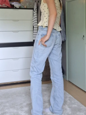 Ljusblåa raka jeans från Zara - Ett par fina stilrena jeans från Zara. Mid waist, har en liten defekt som inte syns när man har dom på (se på sista bilden). Slitna nere vid foten vilket det var när dom köptes, ite smutsigt där men ingenting man ser på avstånd. Jätte fina en ljummen sommar kväll! Säljer då dom inte sitter bra på mig💕 Pris kan diskuteras💕