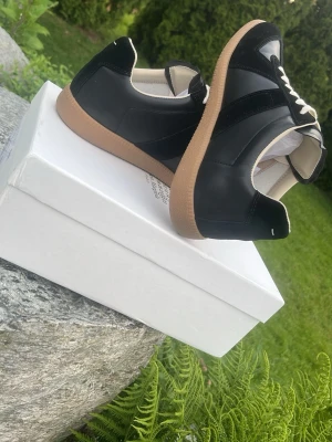 Svarta Maison margiela  - Ett par fräscha svarta gats i storlek 44/43, använda 2-3 gånger riktigt sköna och fina. Om det är några frågor är det bara och höra av sig 😁