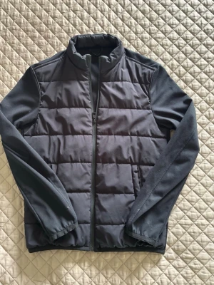 Zara cardigan - Säljer nu min zara hybrid cardigan då jag köpt en ny. | Fint skick, bedöm utifrån bilder. | Mörkblå färg. | Passar perfekt till dem flesta årstiderna. | Storlek S. | Släng iväg en signal vid funderingar så svarar jag snabbt. | 