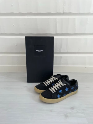 Saint Laurent Skor - Saint Laurent Skor storlek 40 IT passar 41 EU| skick 8/10| nypris runt 7000kr mitt pris 1999kr| medföljer box och dustbag| har du frågor hör av dig! Dom har tappat lite färg på skjärnorna