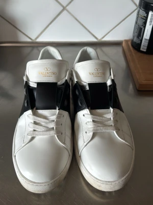 Valentino Garavani vita sneakers - Valentino garavani använda fåtal gånger. Pris går o diskuteras. 