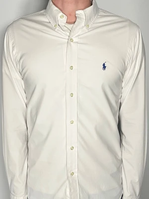 Ralph Lauren skjorta - Säljer en riktigt snygg och trendig Ralph Lauren skjorta i fint skick, storlek S, vid frågor är det bara att skriva //Gramenti