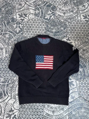 GANT - Stickad USA flagga - Snygg marinblå tröja från Gant med en broderad amerikansk flagga på bröstet! | Sparsamt använd i mycket fint skick! (Något solblekt endast) | Stl: M | Vid frågor eller funderingar finns jag i DM! 📩 Mvh CVB Closet