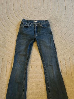  jeans  Gina Tricot - Mid waist bootcut storlek 34, knappt andvända inga defekter💓