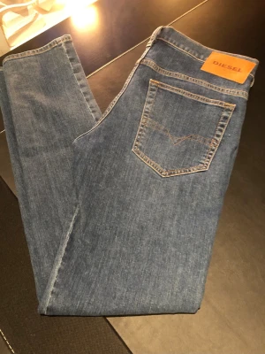Diesel Jeans - Säljer ett par riktigt snygga Diesel jeans. Modellen är D-YENNOX. Storleken på jeansen är W30, L32. Passar XS/S/M. Perfekta till vardagslooken och passar till det mesta. Säljs för 199kr pga att jag inte får användning av dem och nypris är 1300-1800kr!☺️