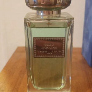 Bleu Paradis Parfym från Terry de Gunzburg - 100 ml, v.g se återstående mängd, jag uppskattar att det är 95 ml kvar. Ej kartong. Sluttillverkad. En unik doft! Inte komplicerad utan ganska rosig, fräsch doft. Noterna är : Litchu, ros, mysk, cedar och amber